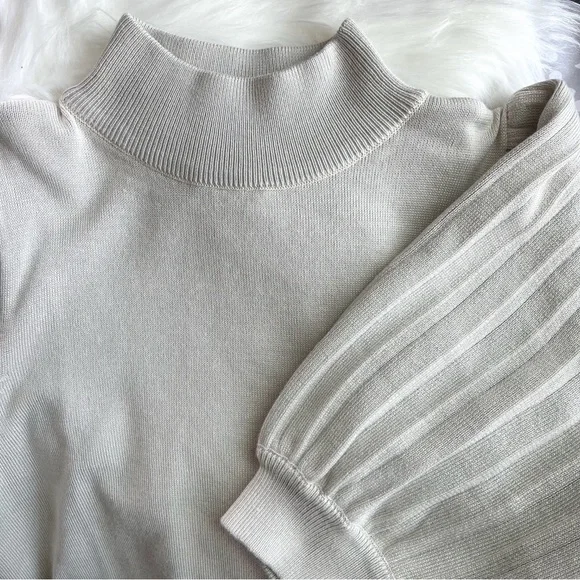 TAHARI Grey Lightweight Puffed Short Sleeve Turtleneck Sweater - Picture 4 of 6